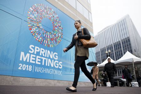 Tsakalotos holds debt relief talks with European, IMF officials in Washington