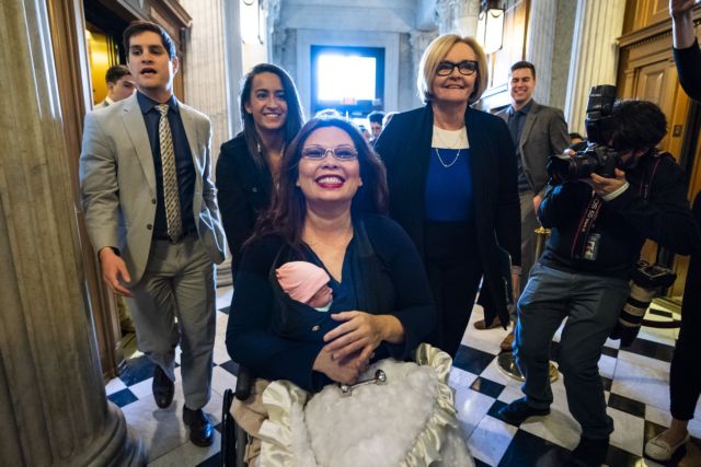ΗΠΑ: Η Τάμι Ντάκγουορθ στη Γερουσία με το 10 ημερών μωρό της