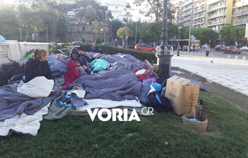 Πρόσφυγες κατασκήνωσαν στο κέντρο της Θεσσαλονίκης [Εικόνες & Βίντεο]
