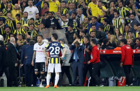 Eρευνα για την διακοπή και τα επεισόδια στο Φενερμπαχτσέ – Μπεσίκτας