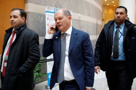 Γερμανία: «Δεν υπάρχουν προ-δεσμεύσεις ή αποφάσεις» για το ελληνικό χρέος