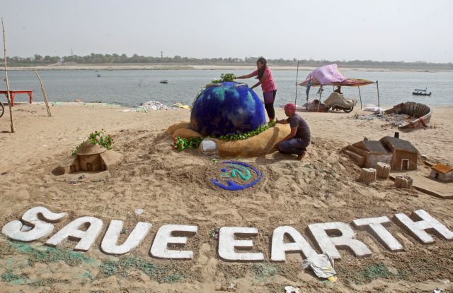 Ημέρα της Γης: 51 τρισ. μικροπλαστικά στους ωκεανούς