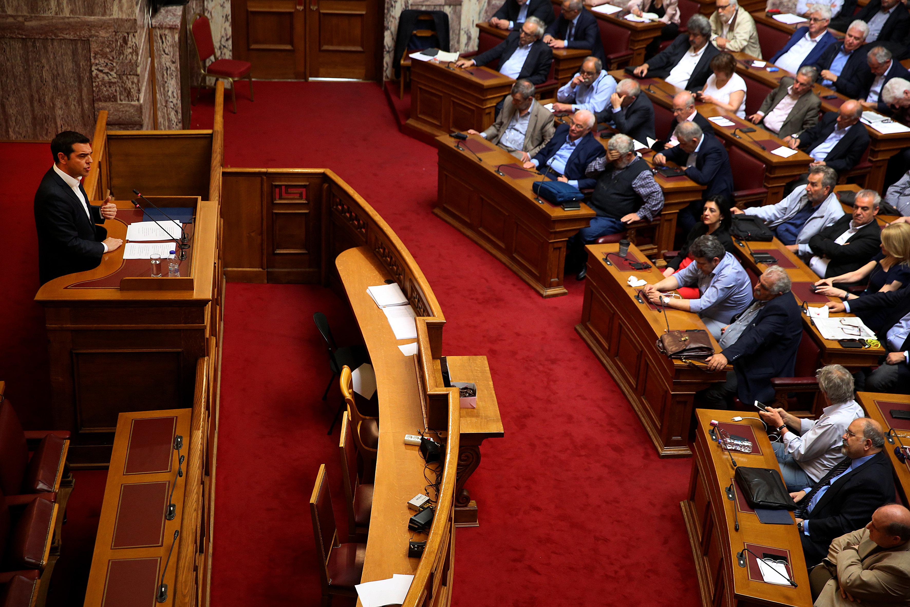 Tsipras heralds bailout exit as paramount goal in address to SYRIZA MPs