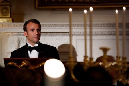 Guradian: Ο Μακρόν προσφέρει μόνο παθιασμένες ομιλίες