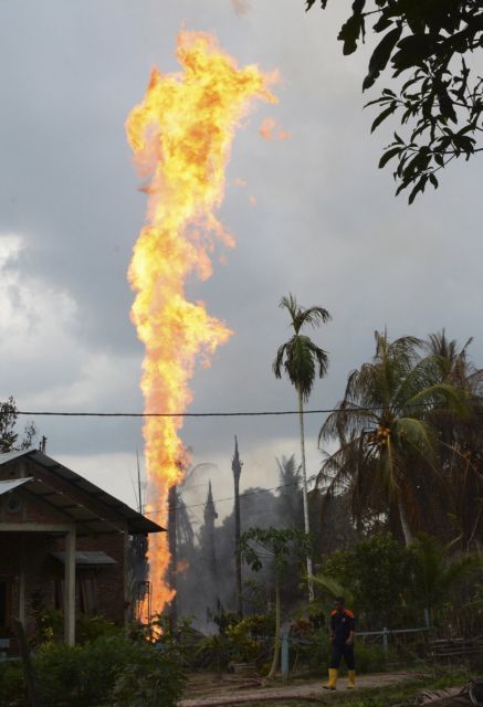 Ινδονησία: Πυρκαγιά σε παράνομη πετρελαιοπηγή – 10 νεκροί