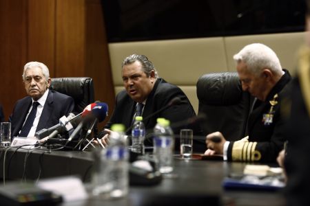 Βουλευτές του ΣΥΡΙΖΑ κατηγορούν το ΥΠΕΘΑ για τον όρο «λαθρομετανάστευση»