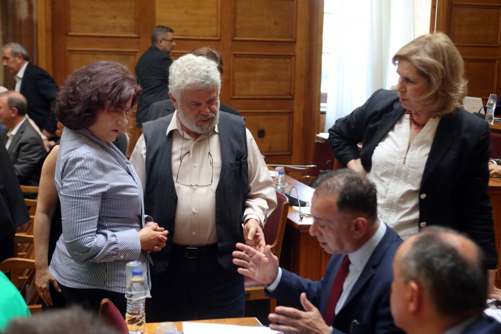 Βουλή: Η κυβέρνηση επιμένει για την αναδοχή από ομόφυλα ζευγάρια