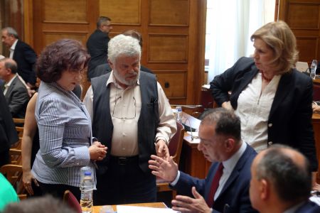 Βουλή: Η κυβέρνηση επιμένει για την αναδοχή από ομόφυλα ζευγάρια