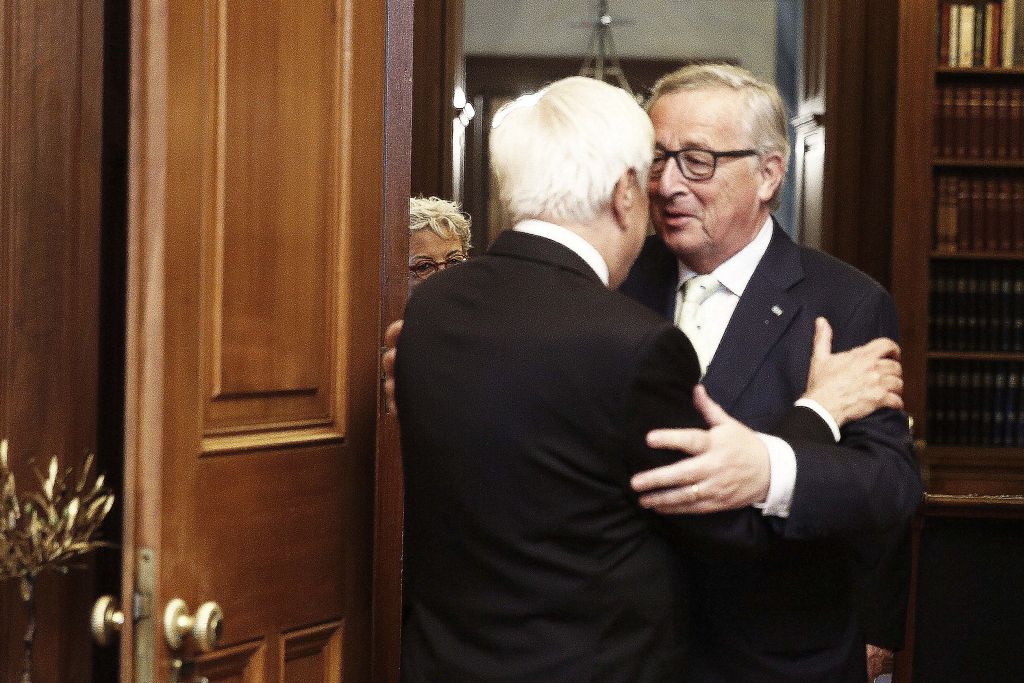 Πρόσκληση Γιούνκερ σε Παυλόπουλο να επισκεφθεί τις Βρυξέλλες