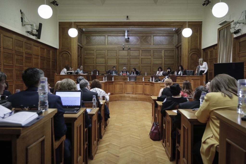 Βουλή: Υπέρ της αναδοχής από ομόφυλα ζευγάρια με σύμφωνο συμβίωσης αρκετοί φορείς