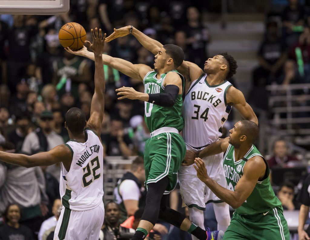 Απίστευτος Αντετοκούνμπο, σάρωσε τους Σέλτικς