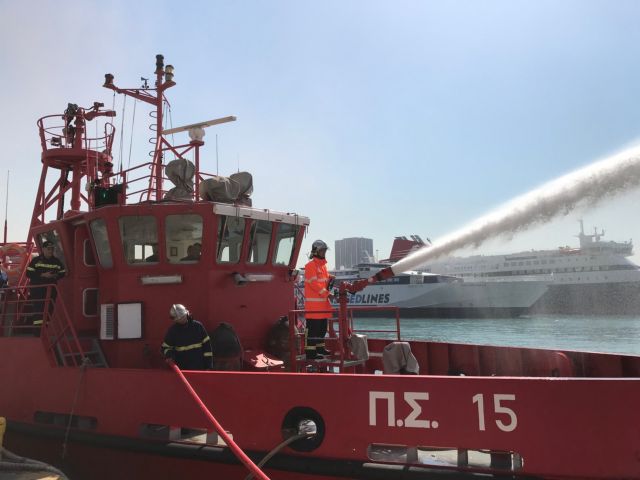 Ασκηση της Πυροσβεστικής σε πλοίο στο λιμάνι του Πειραιά