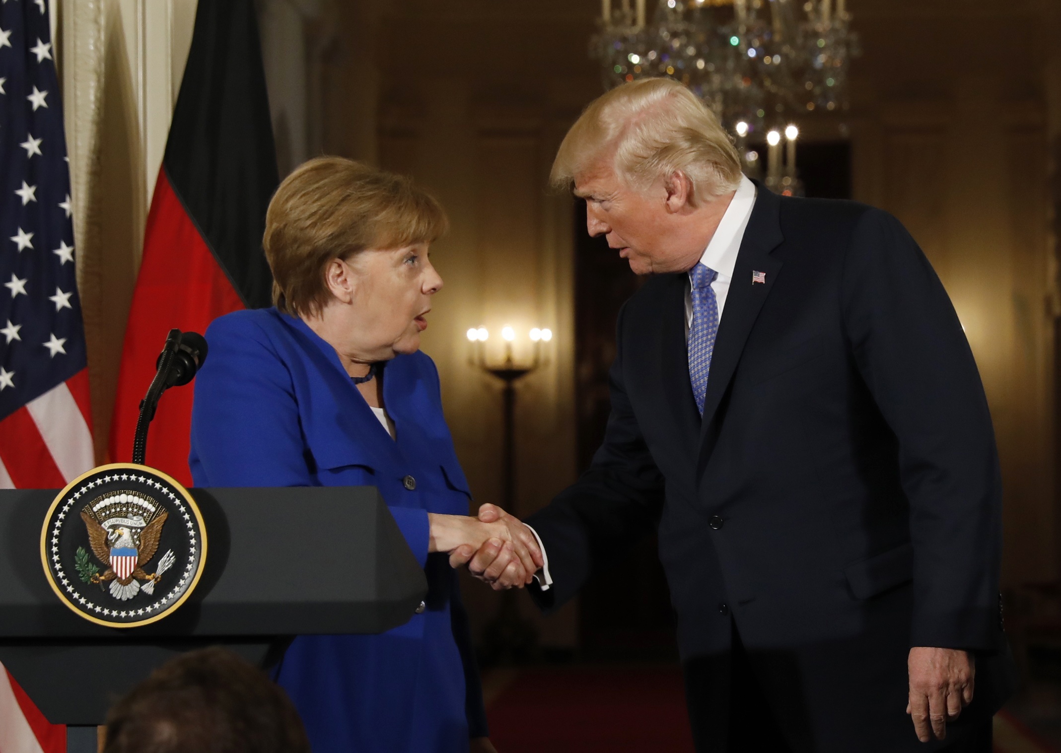 Ξεσπάθωσε ο Τραμπ: Η Γερμανία πλουτίζει τη Ρωσία και εμείς πληρώνουμε για να την προστατεύουμε από αυτήν – Μέρκελ: Λαμβάνουμε ανεξάρτητες αποφάσεις
