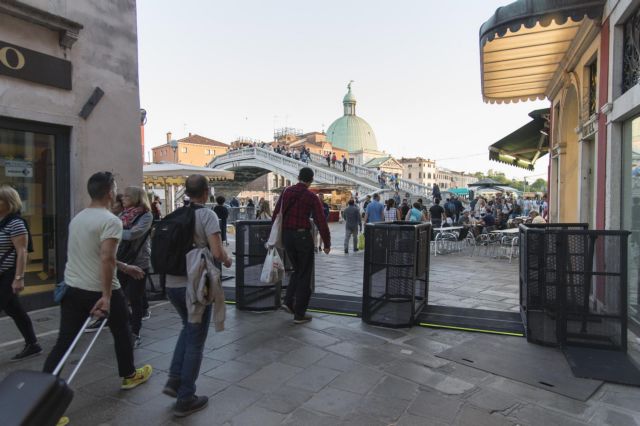 Μεταλλικές μπάρες θα εμποδίζουν τη διέλευση τουριστών στη Βενετία