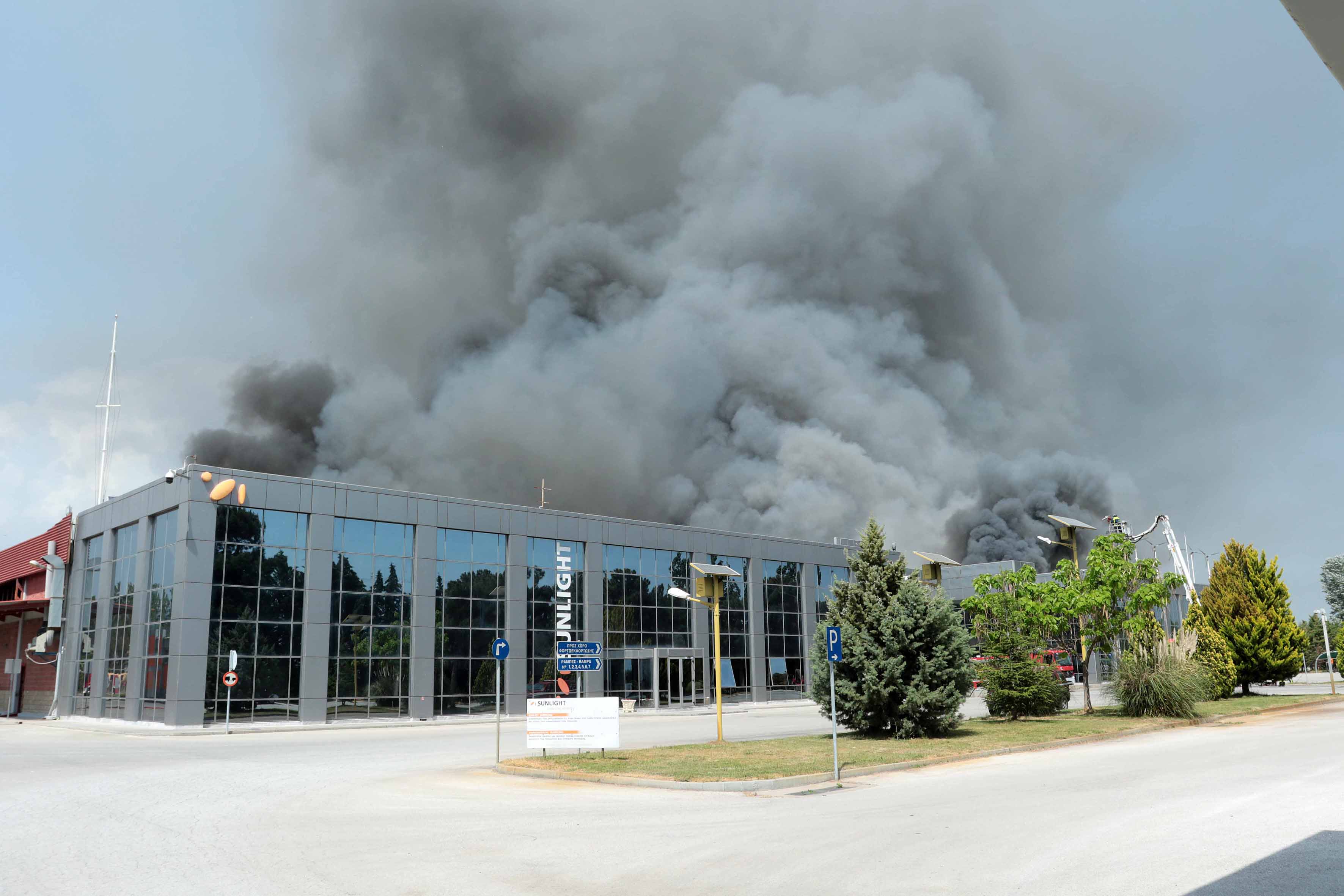 Κατασβέστηκε η φωτιά στο εργοστάσιο στην Κομοτηνή