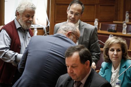 Βουλή: Ψηφίστηκε στην Επιτροπή το σ/ν για την υιοθεσία και την αναδοχή