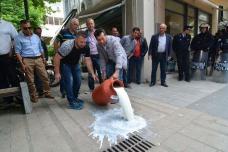 Λάρισα: Διαμαρτυρία από τους κτηνοτρόφους για την παρουσία Αποστόλου