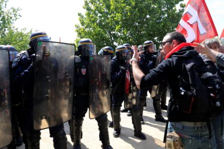 Συναγερμός στο Παρίσι: Τραυματίες μετά από επίθεση αγνώστου με μαχαίρι