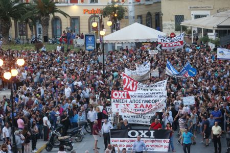 Τσίπρας στη  Λέσβο: Επιτάχυνση των διαδικασιών ασύλου για να αντιμετωπίσουμε το προσφυγικό – Ομιλία σε κλοιό διαδηλωτών