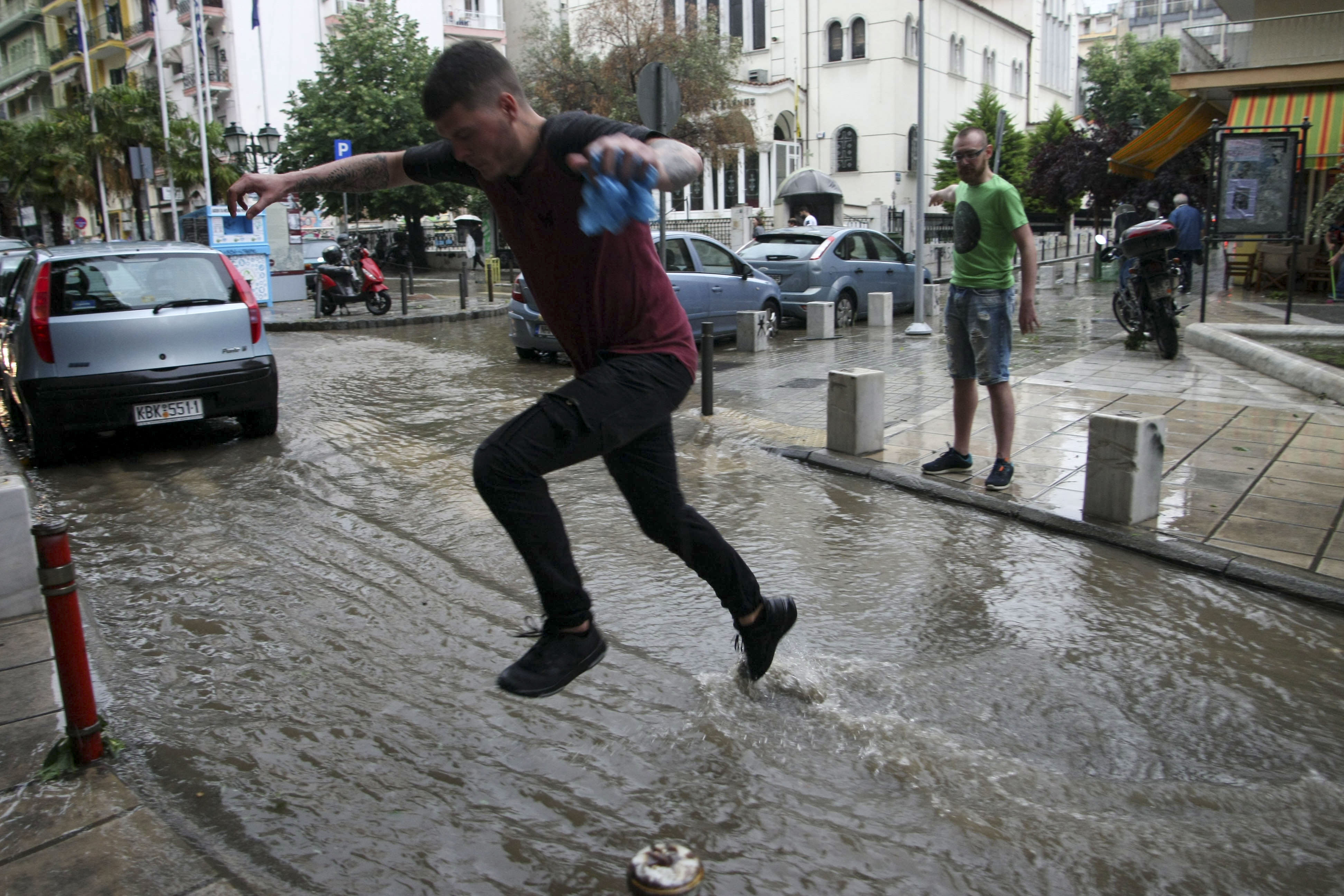 Εκτακτο δελτίο επιδείνωσης του καιρού: Χαλάζι και καταιγίδα επληξαν τη Θεσσαλονίκη
