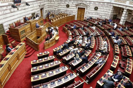 Υπερψηφίστηκε το νομοσχέδιο για την υιοθεσία και αναδοχή