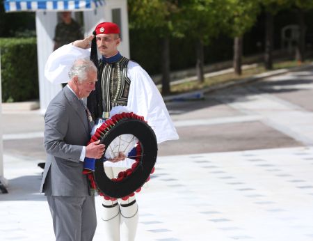 The Guardian: Ιστορική επίσκεψη Κάρολου στην Αθήνα για να γιατρέψει παλιές πληγές