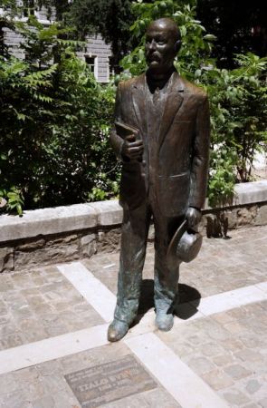 Η ψυχανάλυση ενός κατά συρροήν ψεύτη