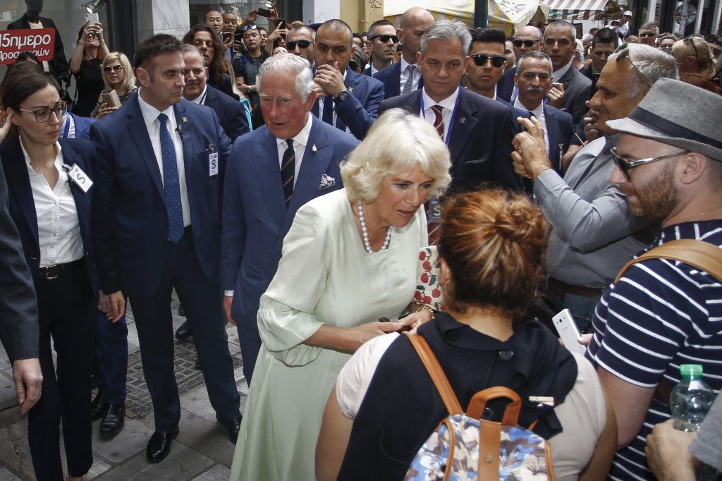 Η βόλτα Καρόλου-Καμίλας στο κέντρο της Αθήνας