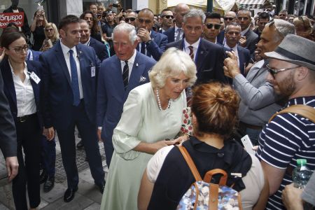 Η βόλτα Καρόλου-Καμίλας στο κέντρο της Αθήνας