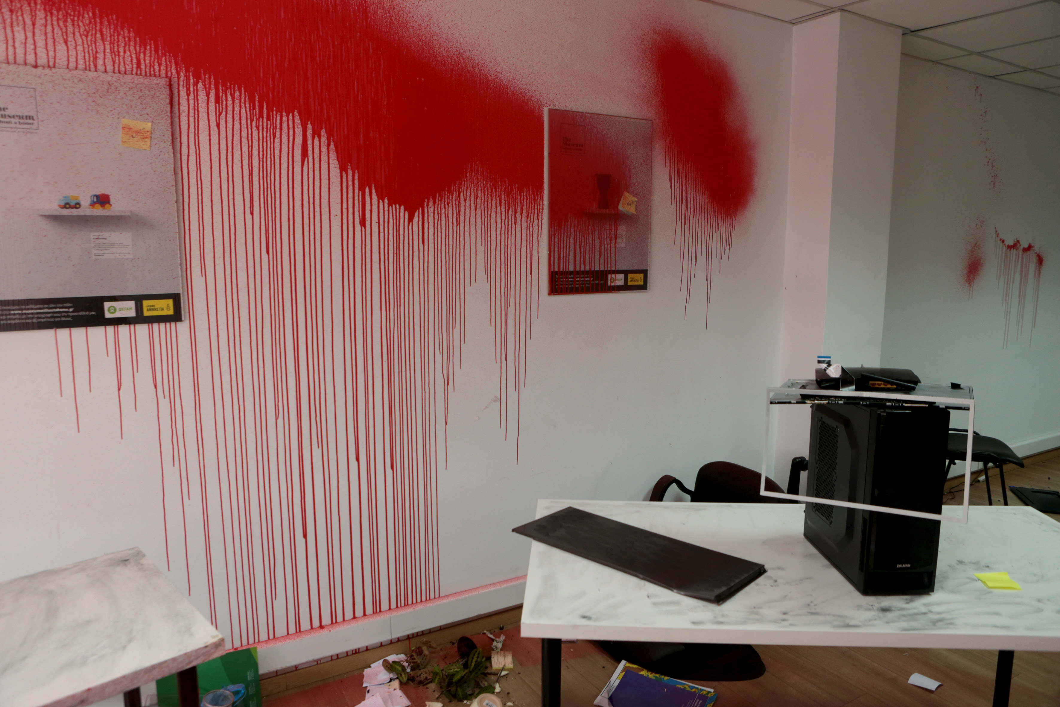 Ο Ρουβίκωνας απειλεί με νέες επιθέσεις