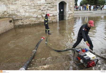 Τις πληγές της μετρά η Θεσσαλονίκη μία μέρα μετά την καταιγίδα