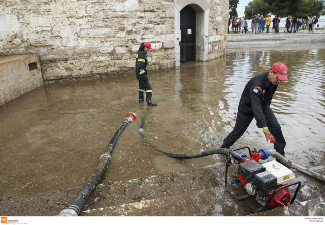 Τις πληγές της μετρά η Θεσσαλονίκη μία μέρα μετά την καταιγίδα