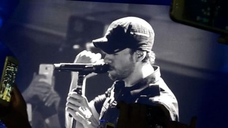 Αποθεώθηκε στην πρώτη του συναυλία στην Ελλάδα ο Ενρίκε Ιγκλέσιας