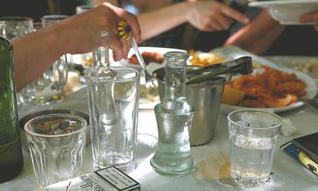 Κάνουν το τσίπουρο… σαμπάνια