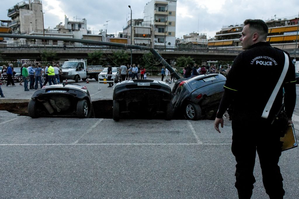 Μεσογείων – Μιχαλακοπούλου: Καθίζηση στους δρόμους λόγω της βροχής