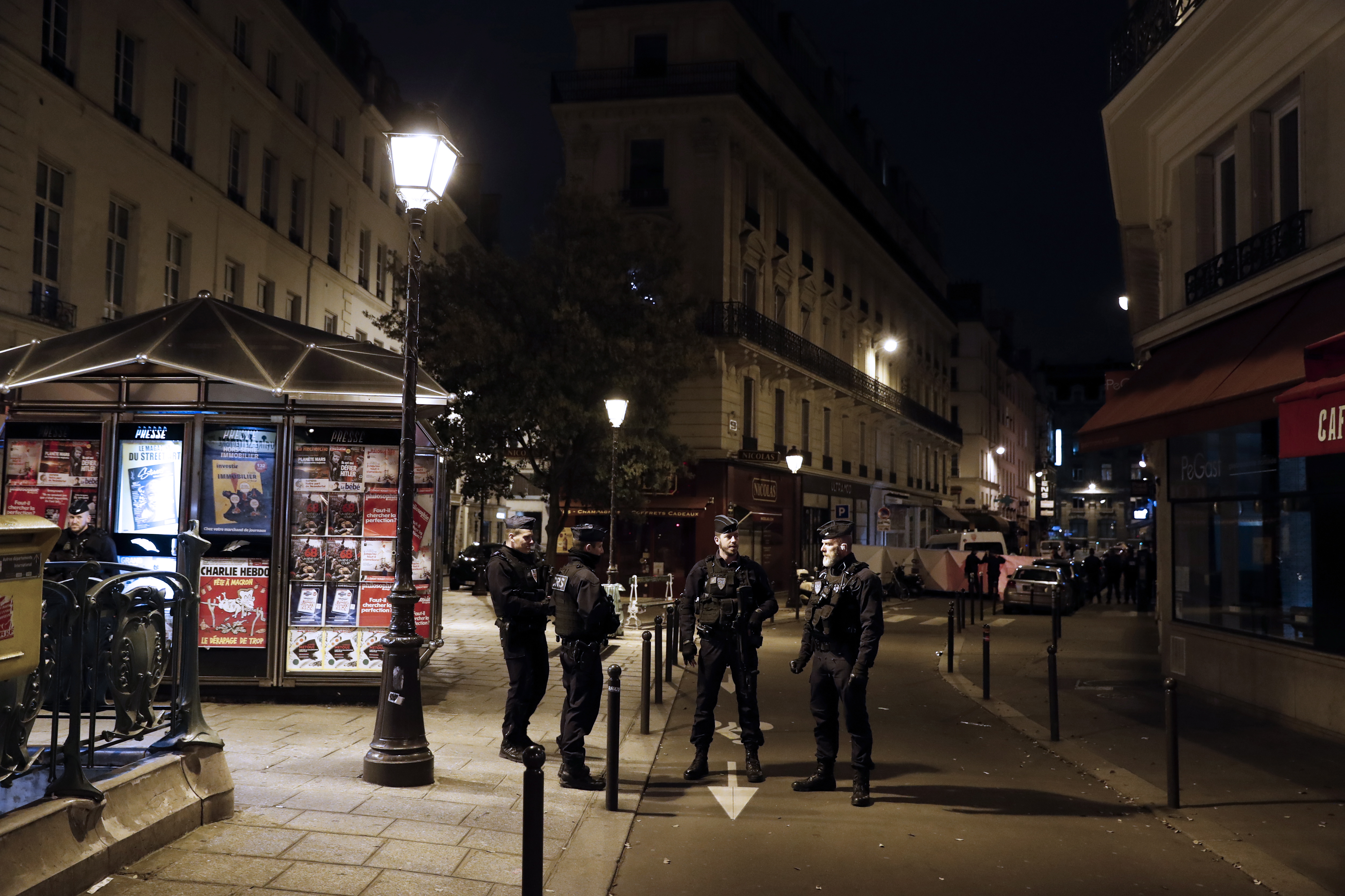 Παρίσι: «Ο Θεός είναι μεγάλος» ούρλιαζε ο δράστης που μαχαίρωσε κόσμο
