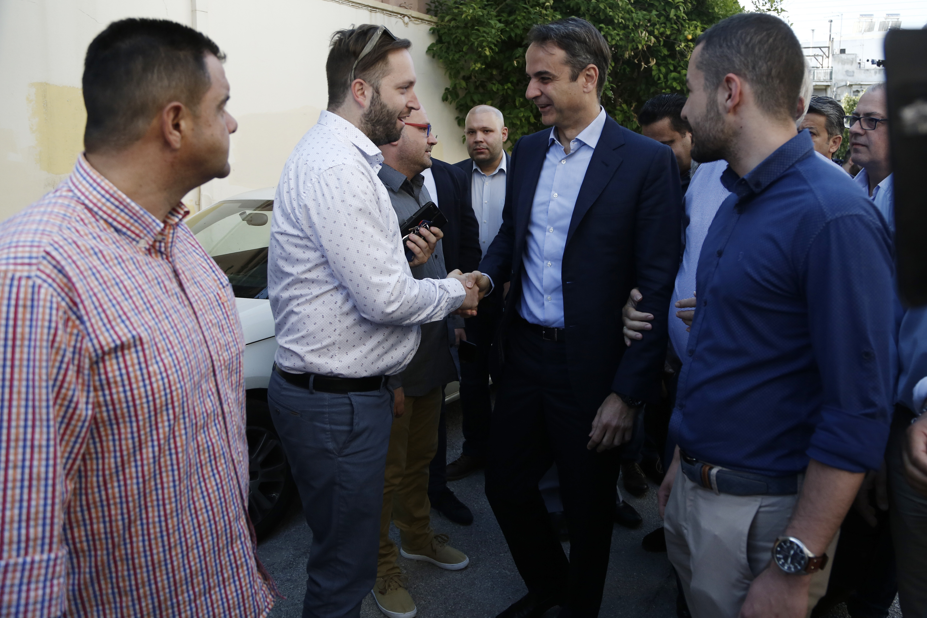 Mitsotakis wants Greeks abroad to vote, calls for dividing up largest electoral district