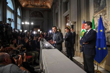 FT: Οι προτάσεις Πέντε Αστέρων-Λέγκας μπορούν να τινάξουν την ευρωζώνη στον αέρα