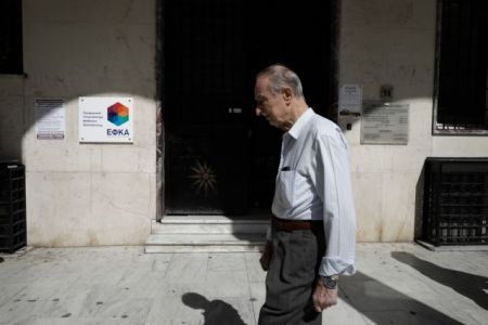 Πεθαίνουν περιμένοντας να πάρουν τη σύνταξή τους