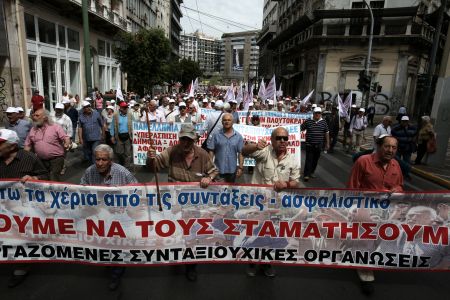 Συγκέντρωση συνταξιούχων έξω από το Συμβούλιο της Επικρατείας