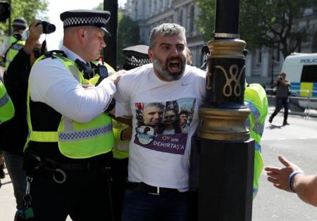 Μικροεπεισόδια κατά τη συνάντηση Μέι – Ερντογάν