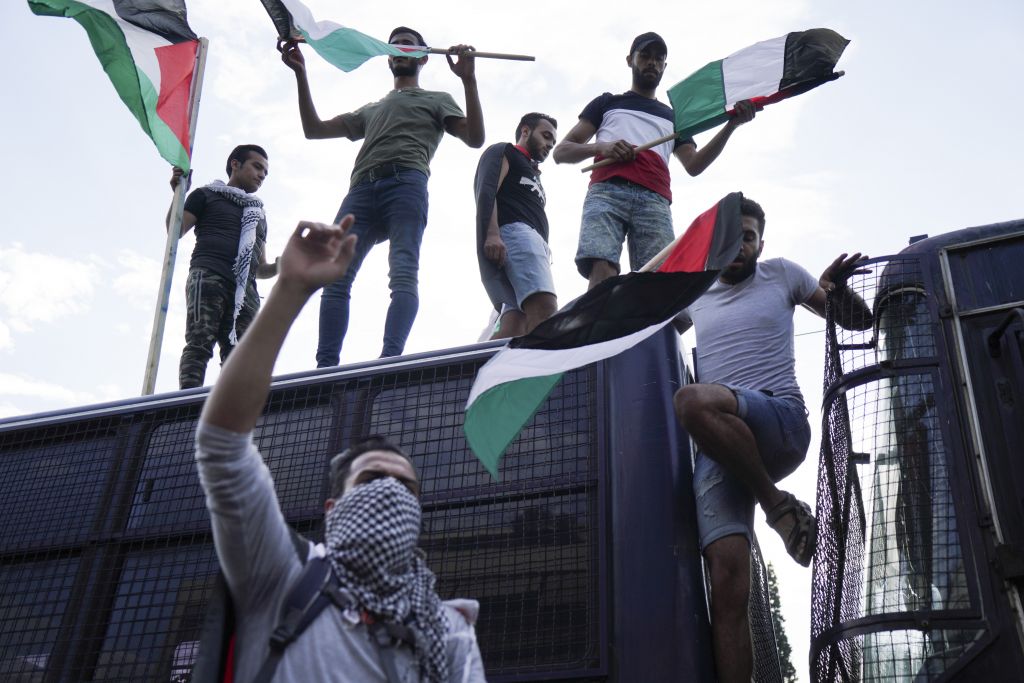 Ένταση έξω από την πρεσβεία του Ισραήλ