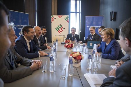 Τηλεφωνική επικοινωνία Μέρκελ με Τσίπρα και Ζάεφ για το «Μακεδονικό»