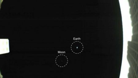 Εντυπωσιακή εικόνα της Γης από δορυφόρο που ταξιδεύει στον Άρη