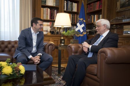 Τον Πρόεδρο της Δημοκρατίας ενημέρωσε ο Αλ. Τσίπρας για την πΓΔΜ