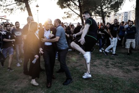 Μαινόμενο πλήθος χτύπησε τον Γιάννη Μπουτάρη σε εκδήλωση για τη Γενοκτονία των Ποντίων – Καταδικάζει ο πολιτικός κόσμος