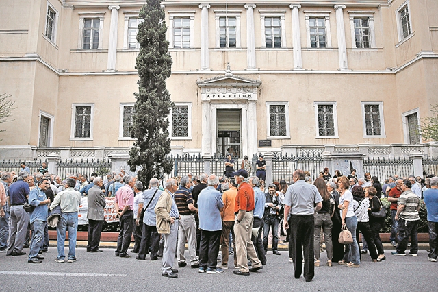 Πόλεμος πάνω από τις κάλπες για τα αναδρομικά