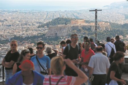 «Ανοίγει πανιά» η τουριστική σεζόν