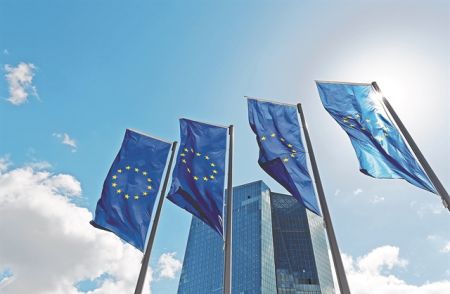 Στο έλεος της πανίσχυρης και ταυτόχρονα ανήμπορης ΕΚΤ