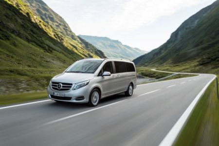 Mercedes-Benz V-Class – Peugeot Traveler VIP: Παράλληλοι δρόμοι